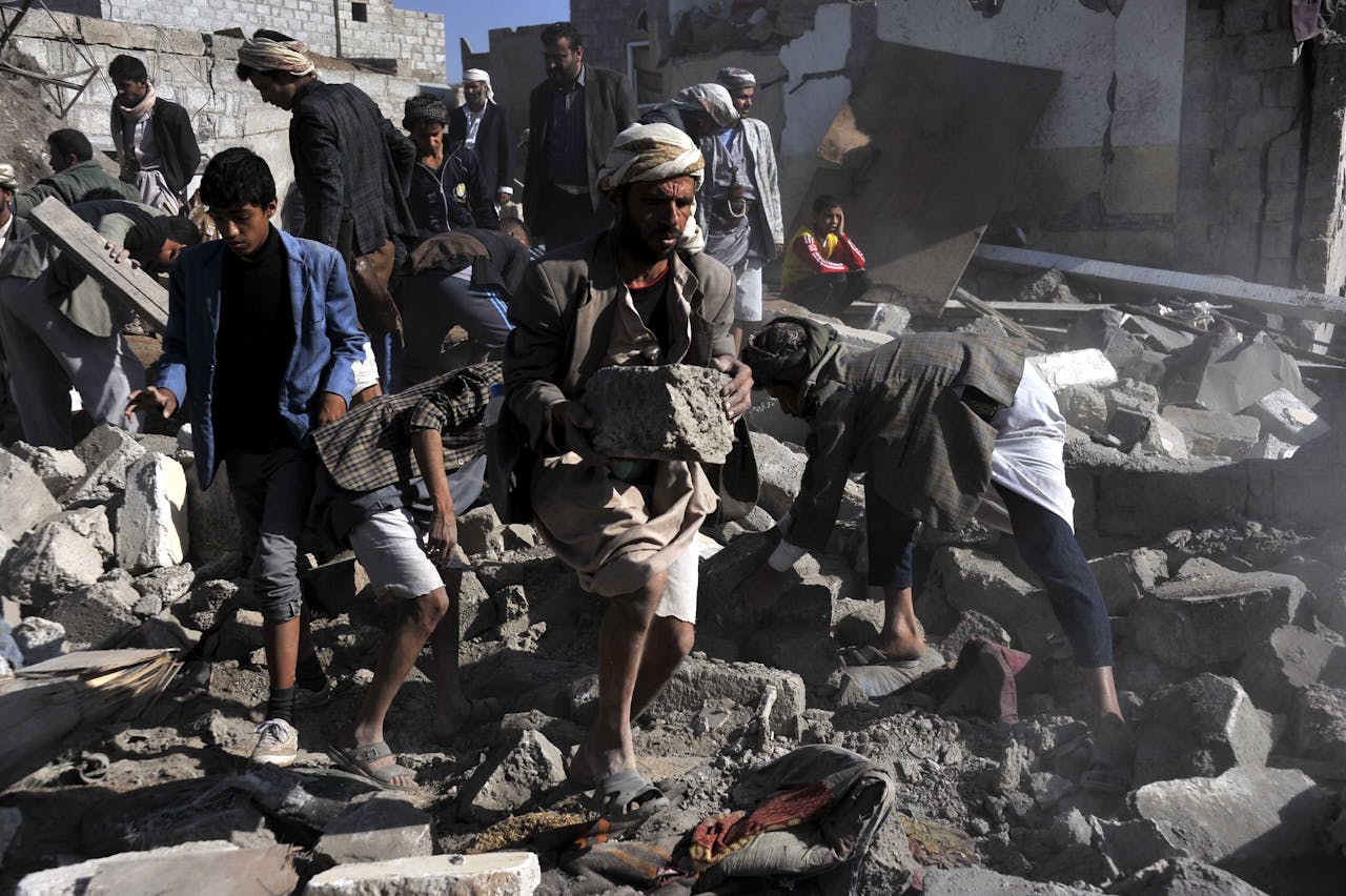 Het zoeken naar slachtoffers na een bombardement in Sanaa, Jemen.