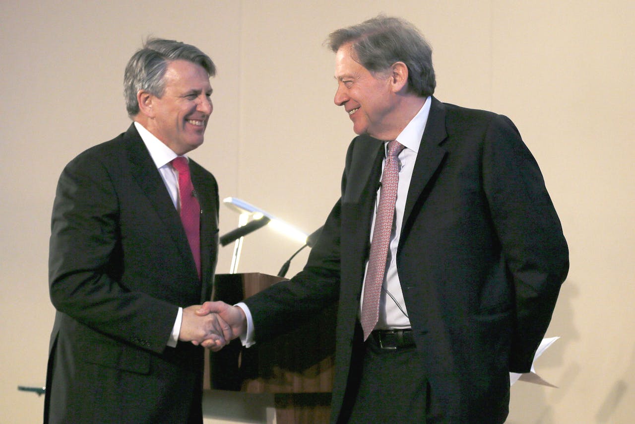 Shell-ceo Ben van Beurden schudt de hand van Andrew Gould, topman van BG tijdens een persconferentie op de Londense beurs op 8 april 2015. (Foto: HH)
