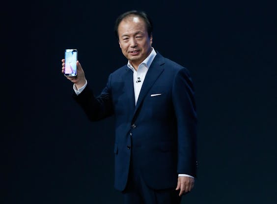 Topman Jong-Kyun Shin presenteert de Samsung S6.