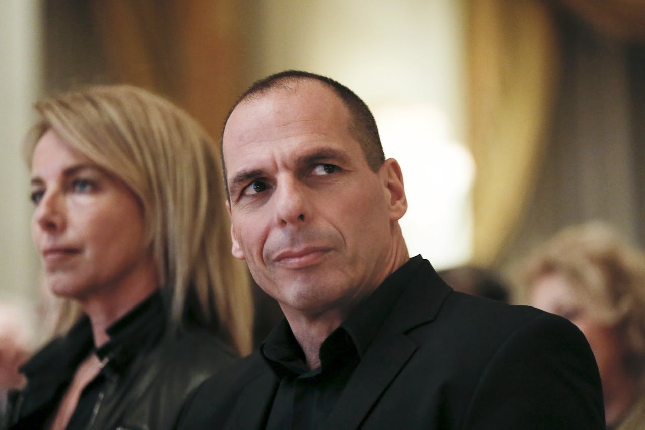 De Griekse minister van financien Yanis Varoufakis en zijn vrouw Danae Stratou wonen een bankier bijeenkomst bij in Athene
