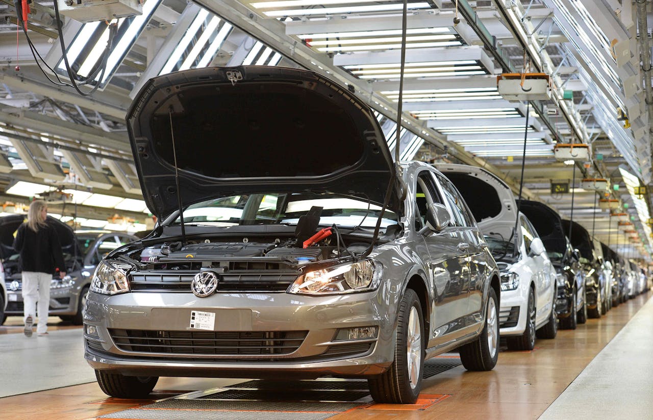 Produktie van de Volkswagen Golf VII in Wolfsburg (foto: Reuters).