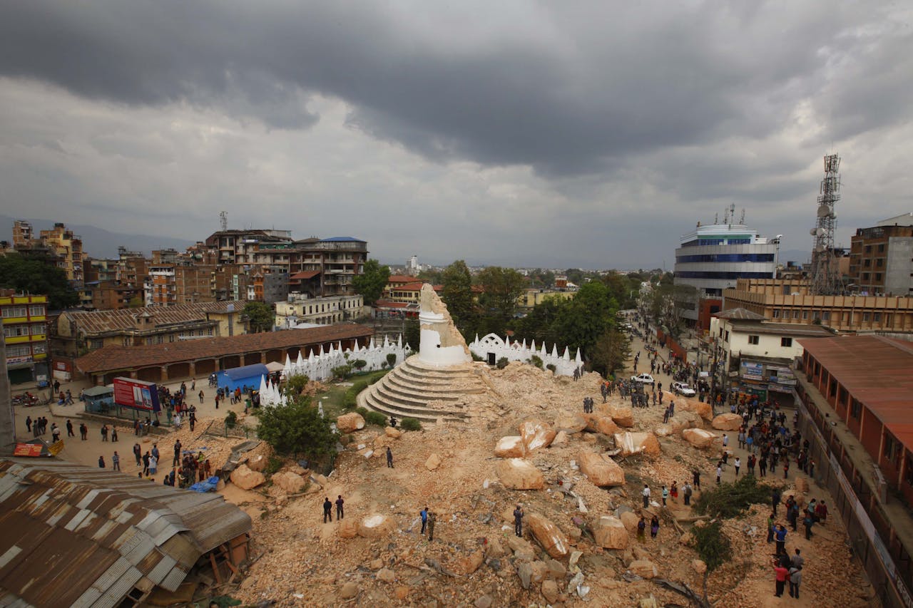 De puinhopen van de ingestortte Dharahara-toren, voor de aardbeving een bezienswaardigheid in Kathmandu.