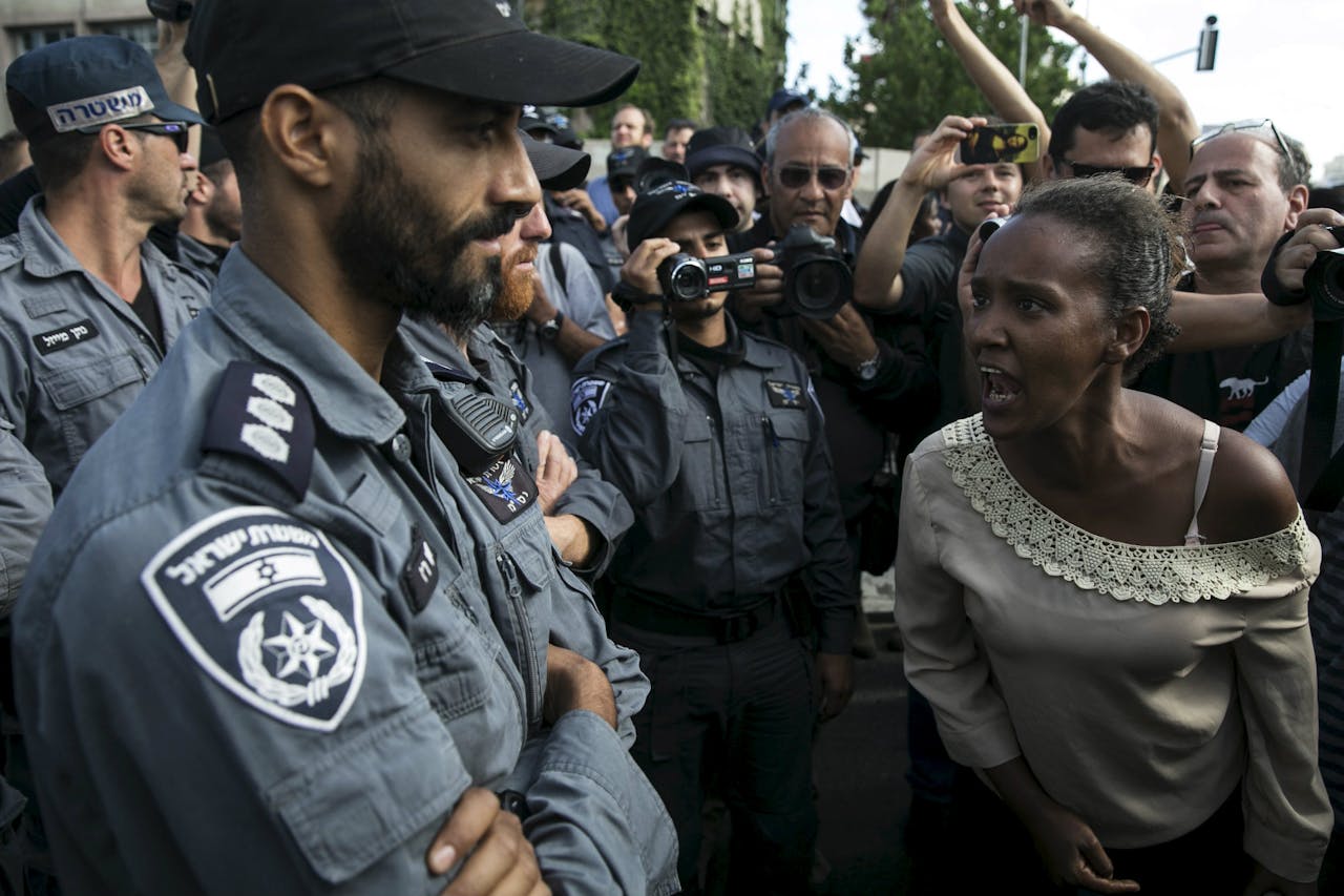 Een Israelische joodse vrouw van Ethiopische afkomst schreeuwt haar woede uit tegen een Israelische politieman. Afgelopen weekend demonstreerden Ethiopische joden tegen politiegeweld in Israel, nadat een video was opgedoken met beelden van een mishandeling van een zwarte soldaat door Israelische politiemensen.