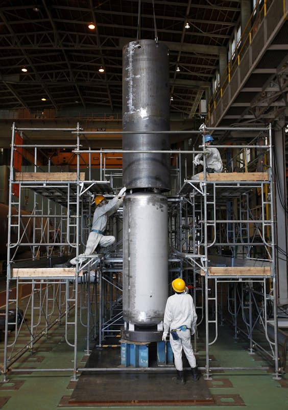 Werknemers van Toshiba plaatsen een module voor een zuiveringsinstallatie voor radioactief water in een kerncentrale in Yokohama. Het bedrijf trok winstprognoses in, in afwachting van een eigen onderzoek naar mogelijke onregelmatigheden in de boekhouding bij grote infrastructuurprojecten.