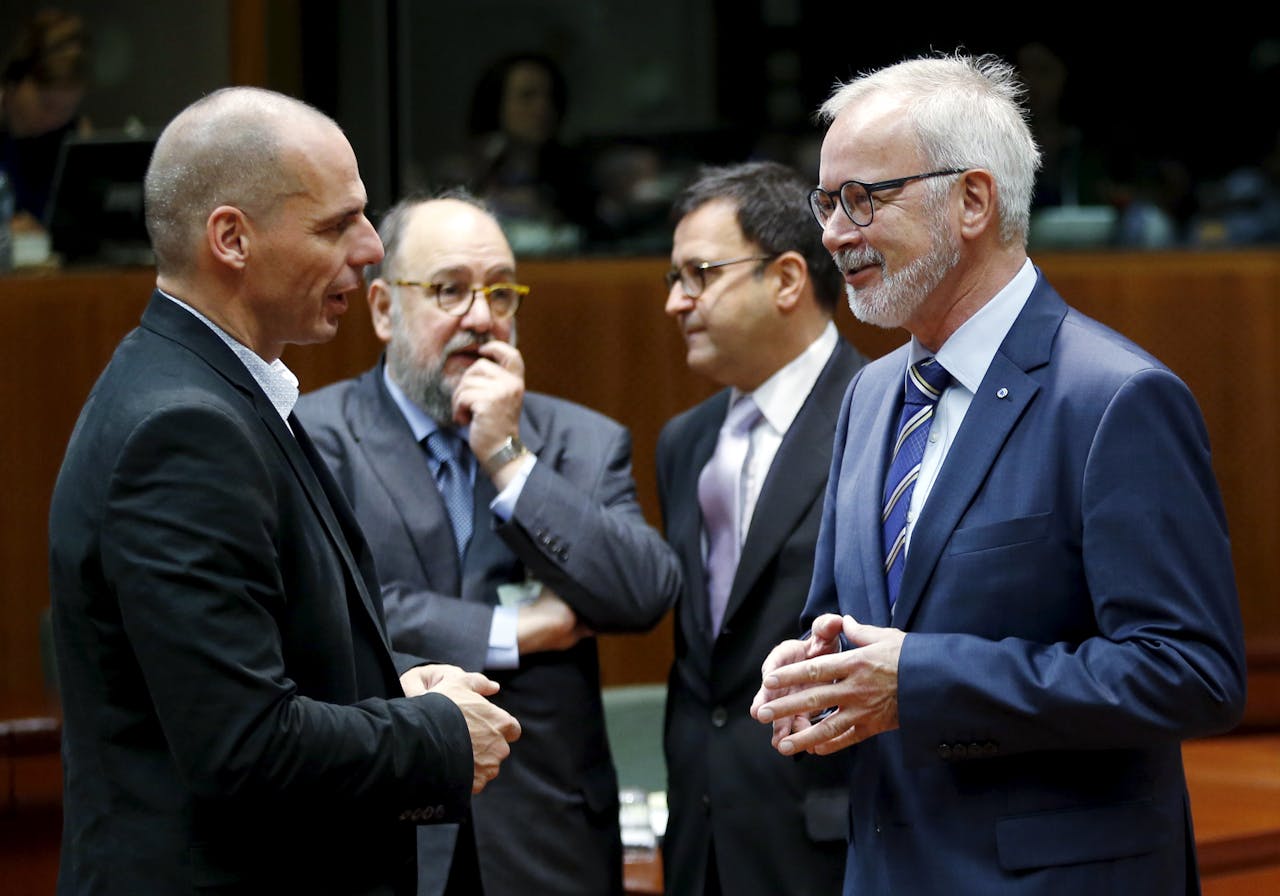 De Griekse minister van financiën Yanis Varoufakis in gesprek met EIB-president Werner Hoyer tijdens een bijeenkomst dinsdag met zijn collega's van de Eurogroep.