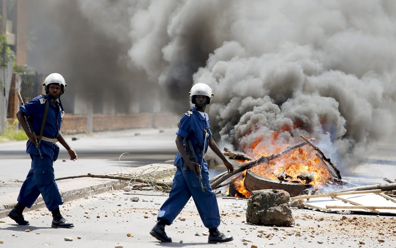 Politie van Burundi komt in actie bij protesten tegen president Nkurunziza.