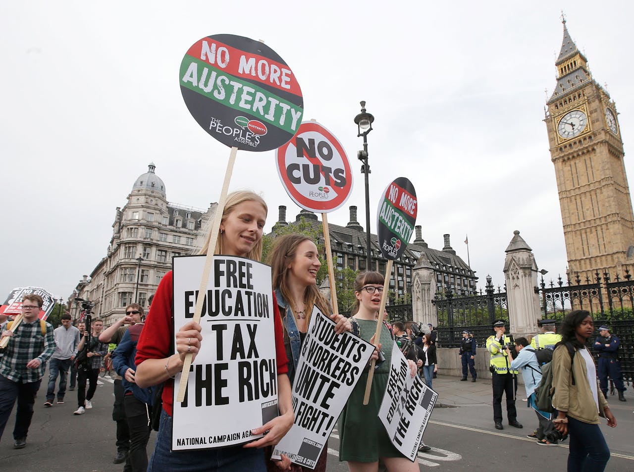 Demonstratie woensdag in Londen na het voorlezen van de plannen van de nieuwe regering van premier David Cameron door de Britse koningin Elizabeth.