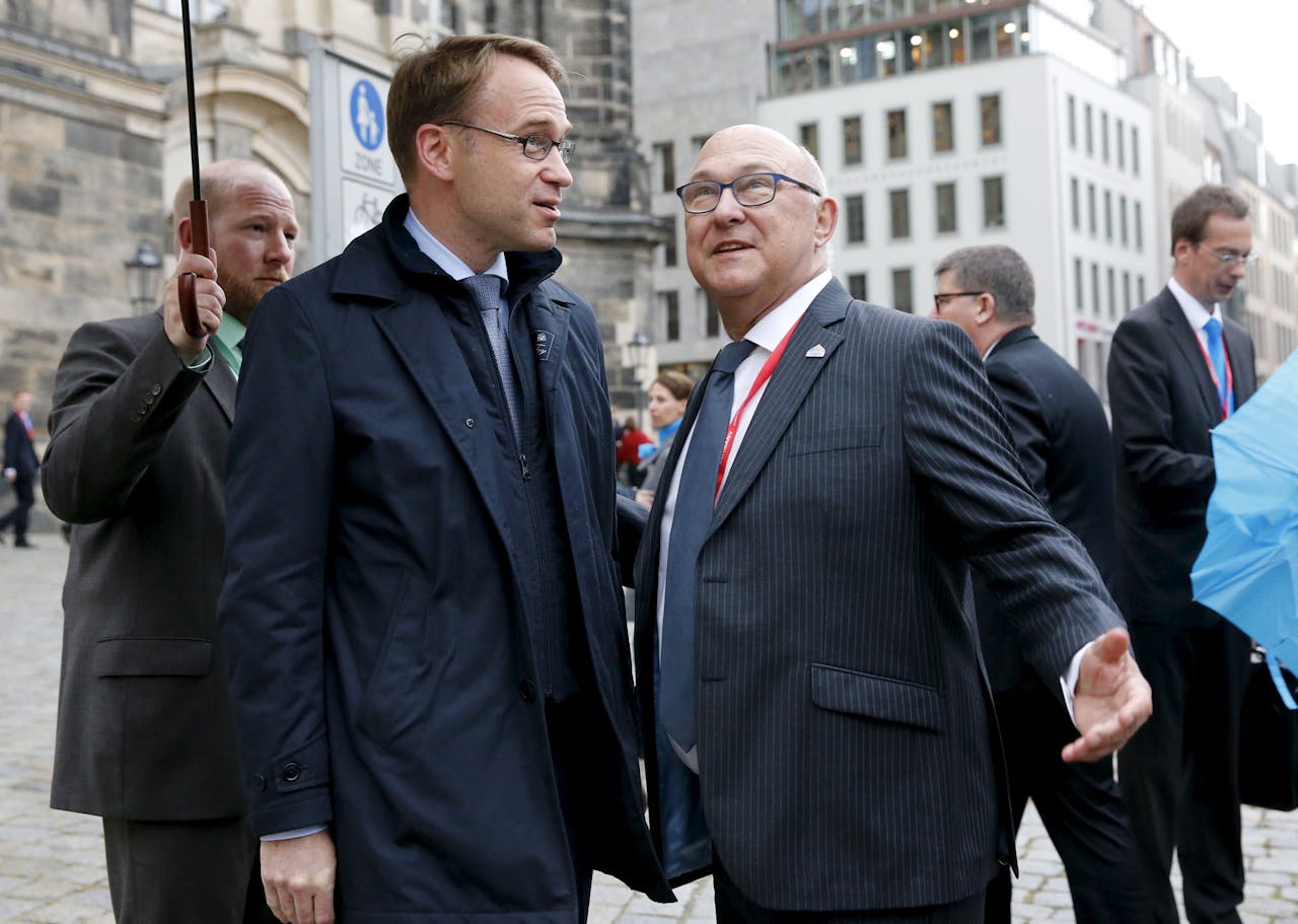 Jens Weidmann, president van de Bundesbank, verwelkomt donderdag in Dresden als gastheer van de tweedaagse bijeenkomst van ministers van financiën en centrale bankpresidenten van de G7-landen, de Franse minister van financiën Michel Sapin (rechts).