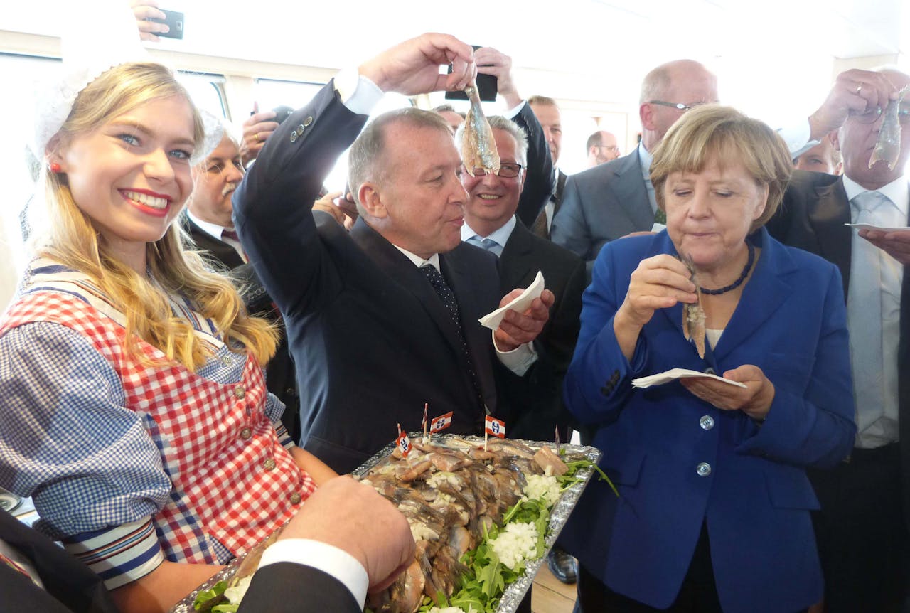 Bondskanselier Angela Merkel bij de doop van de trawler van Parleviet & Van der Plas.
