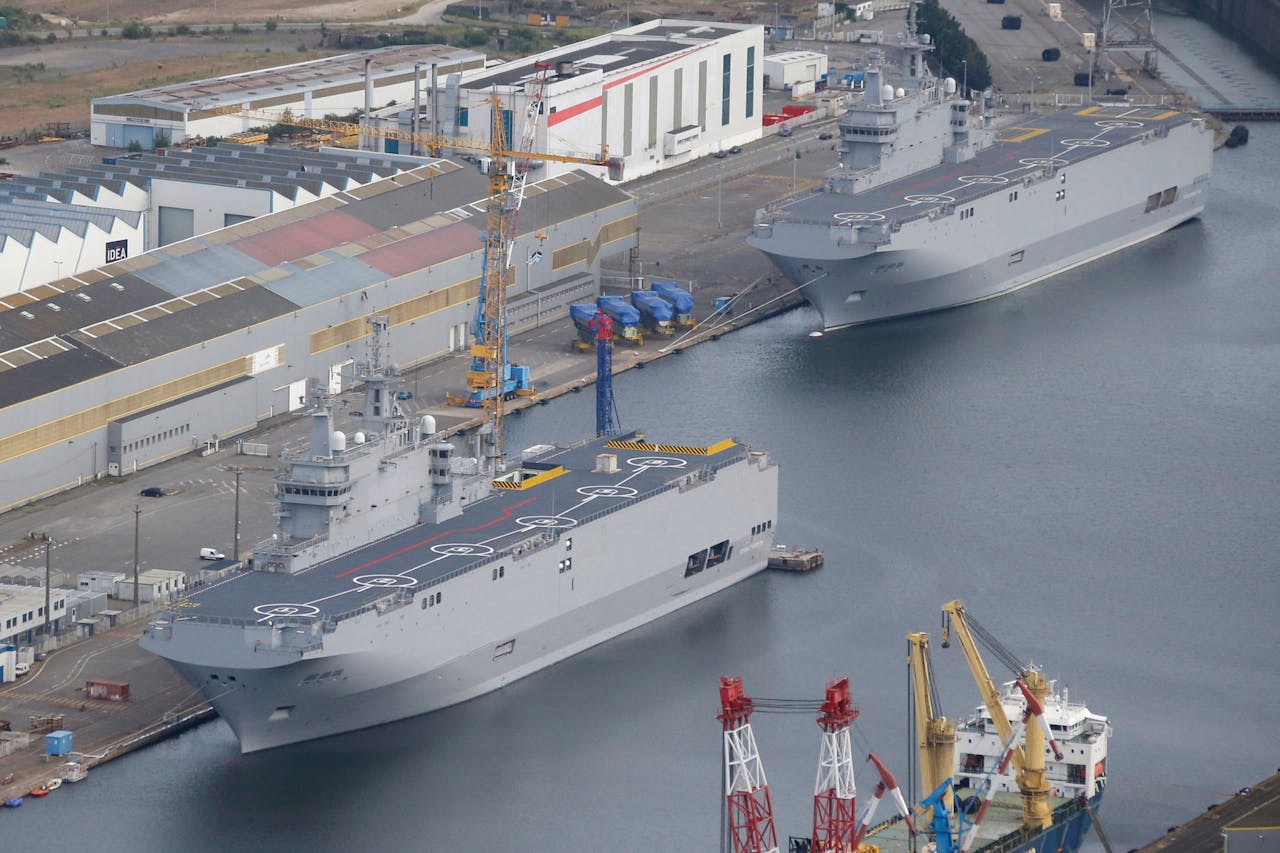 Een luchtfoto van de twee zogenoemde helikoptercarriers Sevastopol (links) en Vladivostok, marineschepen van de Mistral-klasse, in de Franse haven van Saint-Nazaire. Er zit nog steeds weinig schot in de onderhandelingen tussen Frankrijk en Rusland over de levering van de twee schepen. Sinds het uitbreken van de crisis in Oost-Oekraïne is de levering voorwerp van vergaande economische sancties.