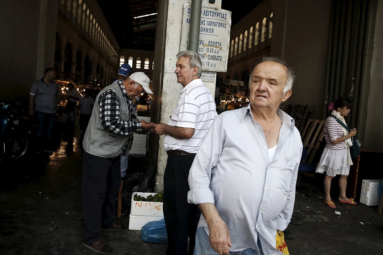 Een vismarkt in Athene. Een meerderheid van de Griekse burgers zegt dat de regering de voorliggende voorstellen van de geldschieters maar beter kan accepteren.