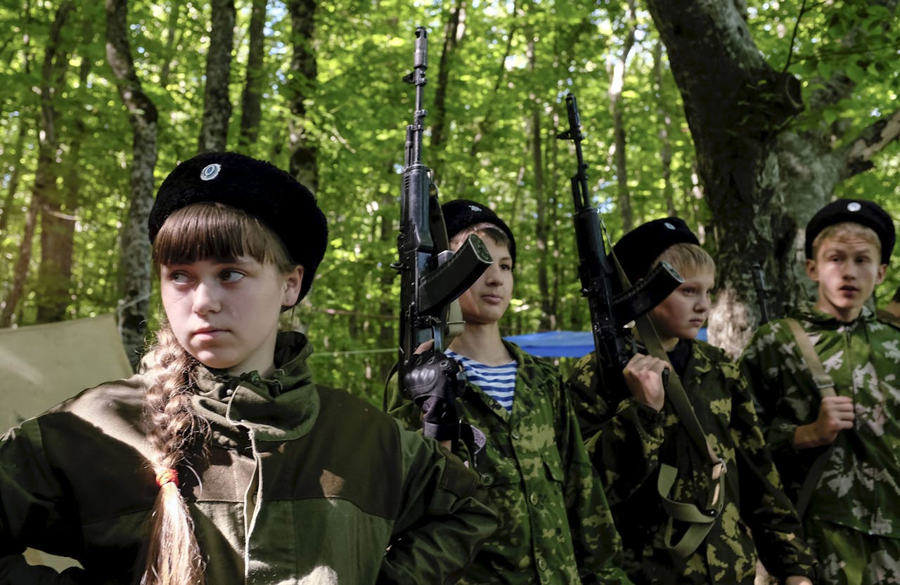Leerlingen van de Generaal Yermolov Kadetten school trainden zaterdag bij het Russische Stavropol. De Generaal Yermolov Kadetten school geeft kinderen van 10 tot 17 jaar les in militarisme en patriottisme. De school wordt gerund door de staat.