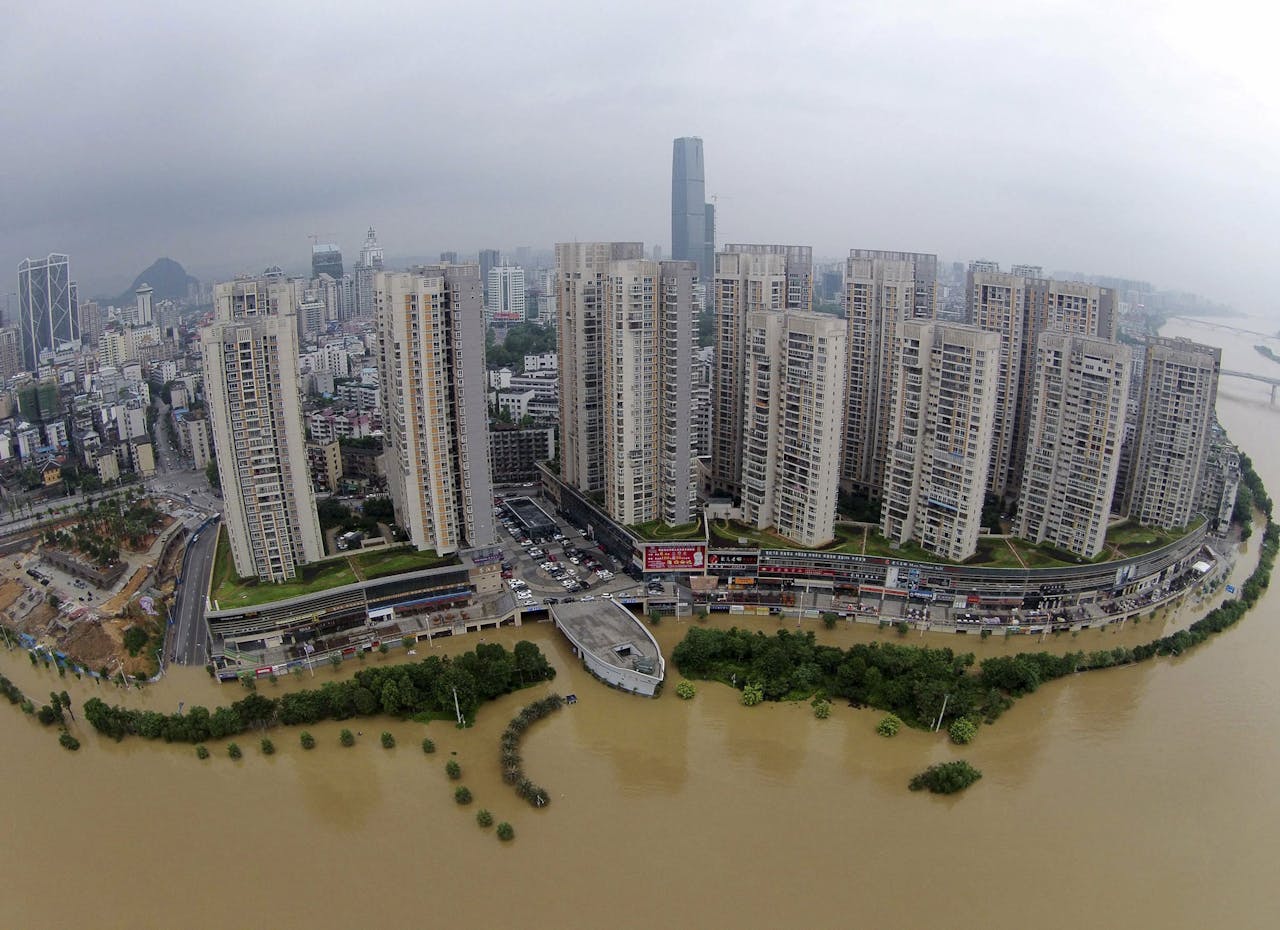 Luchtfoto van Liuzhou in het zuidoosten van China. Door hevige regenval is de nabijgelegen rivier overstroomd. Lokale autoriteiten hebben zondag gemeld dat er twee mensen verdronken zijn en dat er nog vier vermist worden.