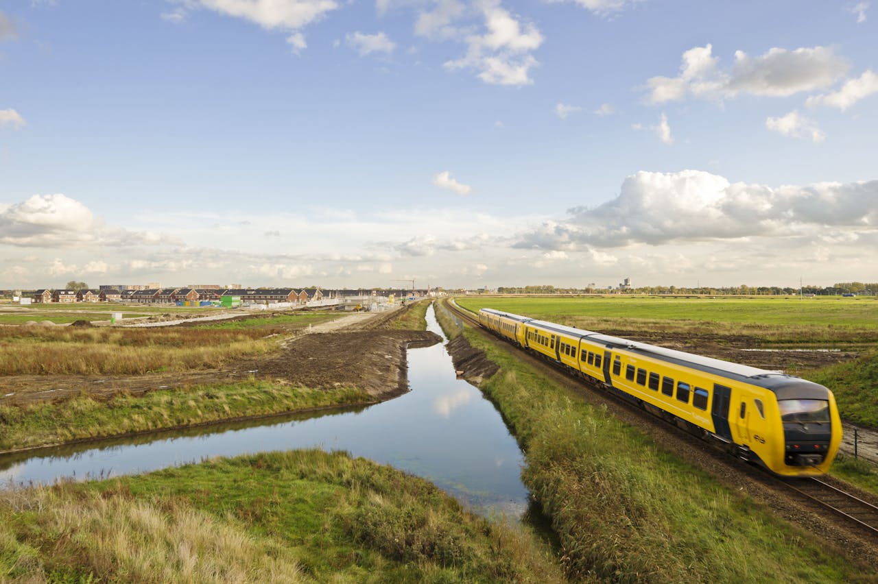De trein van Zwolle naar Kampen passeert de Zwolse wijk Stadshagen.
