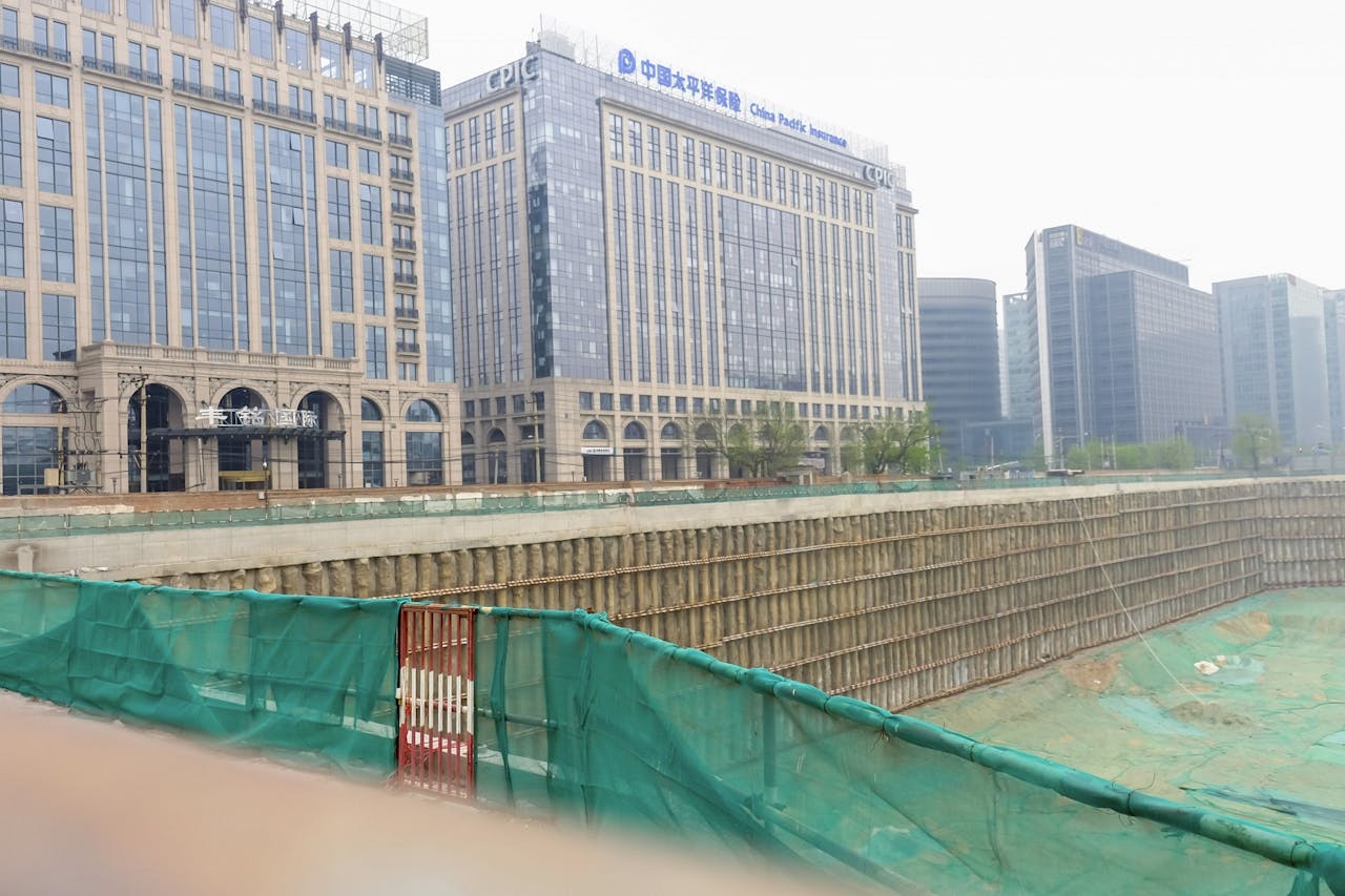 Een bouwplaats in het financiële hart van Peking. Hier zou het hoofdkantoor moeten komen van de nog op te richten Asian Infrastructure Investment Bank (AIIB).