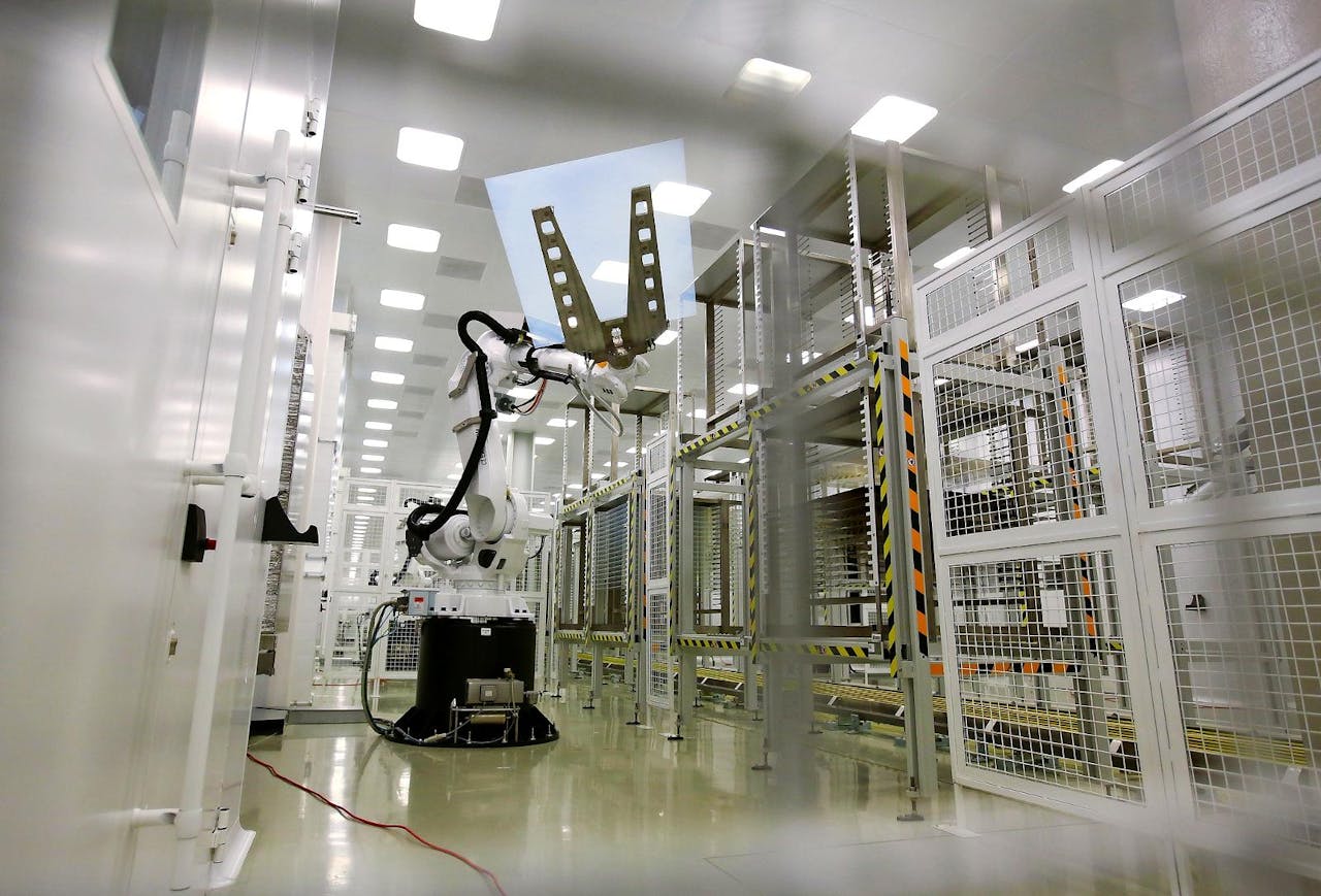Een robot verplaatst een plaat in een Russische fabriek