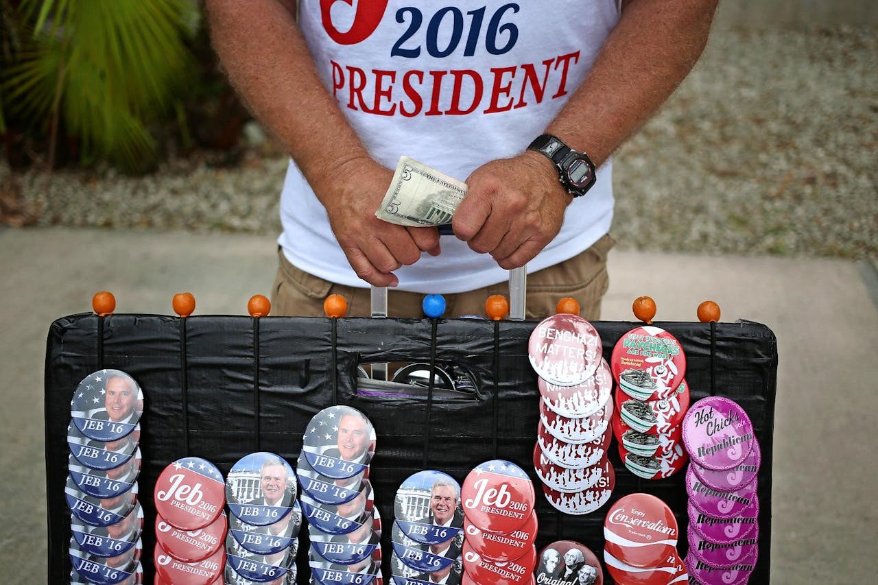 Te koop: buttons om de campagne van Jeb Bush te steunen.