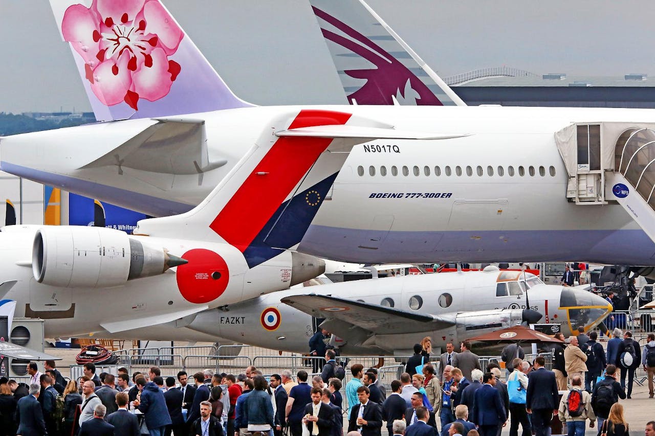 Bezoekers van de 51ste luchtvaartshow op de luchthaven Le Bourget bij Parijs.