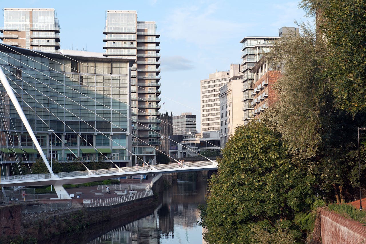 De beroemde architect Calatrava ontwierp de Trinity brug in het centrum van Manchester.