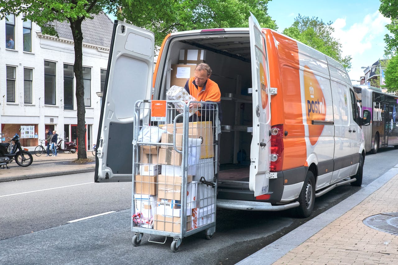 PostNL doet al haar pakketbezorgers een aanbod om in vaste dienst te komen