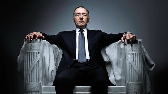‘House of Cards’, speciaal voor Netflix ontwikkelde serie over Francis ‘Frank’ Underwood (Kevin Spacey), een genadeloze politicus die uiteindelijk president van de VS wordt. Begon in 2013.