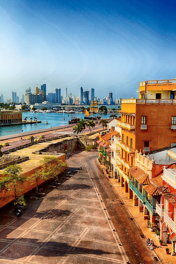 Het centrum van Cartagena, Colombia, met op de achtergrond de haven.