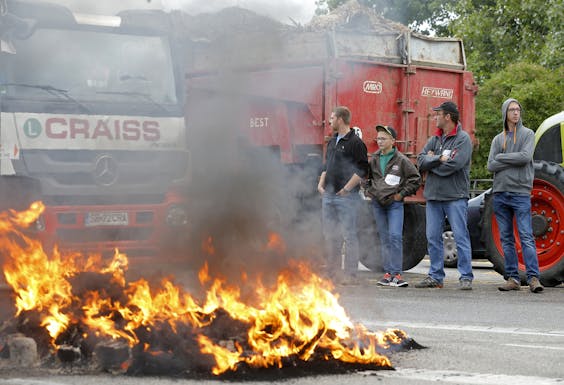 Franse veeboeren blokkeren de weg bij Strasbourg (foto: REUTERS/Vincent Kessler).