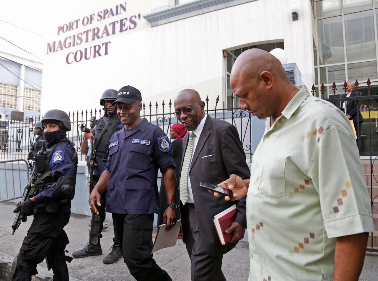 Voormalig vicepresident van de Fifa Jack Warner verlaat maandag de rechtbank van Port of Spain, hoofdstad van Trinidad en Tobago. De rechter moet zich uitspreken over een uitleveringsverzoek van de Verenigde Staten. Warner wordt door de VS verdacht van corruptie.