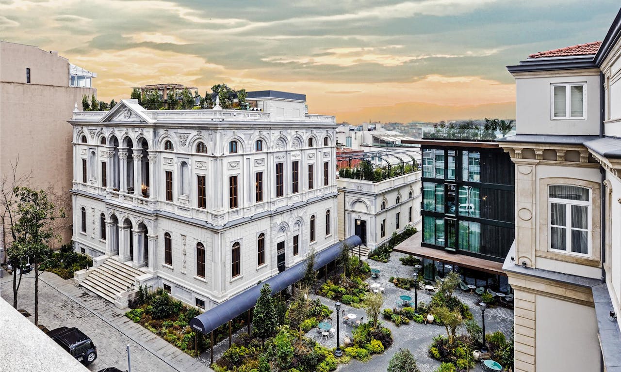 De cocktailbar op het dak van het nieuwe Soho House biedt een geweldig uitzicht over Istanboel.