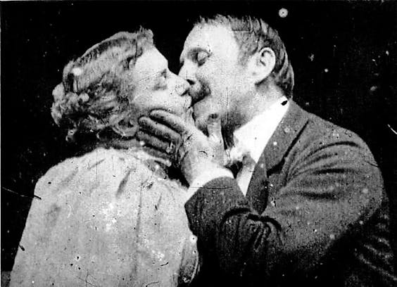 De allereerste, van Thomas Edison. Duur: 47 seconden, film: The Kiss.