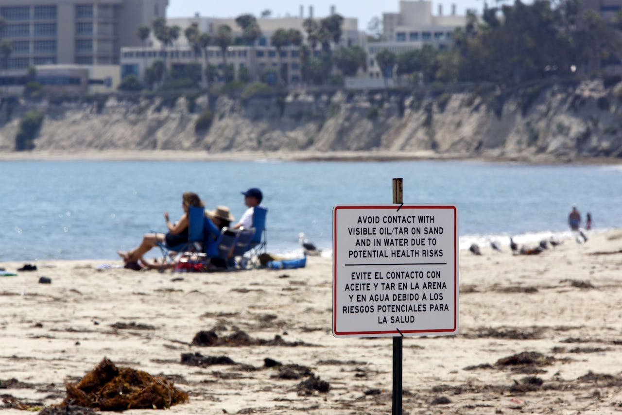 Waarschuwingsborden voor strandgasten bij Goleta in Californië. De gasten worden gewaarschuwd voor olievervuiling op het strand. De oorzaak van de vervuiling is nog onbekend. De olievlek heeft een grootte van 8 vierkante kilometer.
