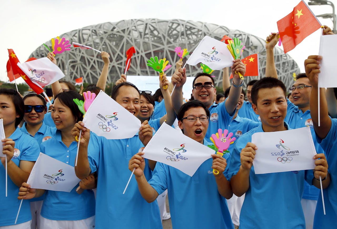Bewoners van Peking vieren vrijdag feest. Het IOC heeft de organisatie van de Winterspelen van 2022 toegewezen aan Peking. De Chinese hoofdstad,die in 2008 al gastheer was van de Zomerspelen,werd tijdens het IOC-congres in Kuala Lumpur verkozen boven Almaty in Kazachstan.