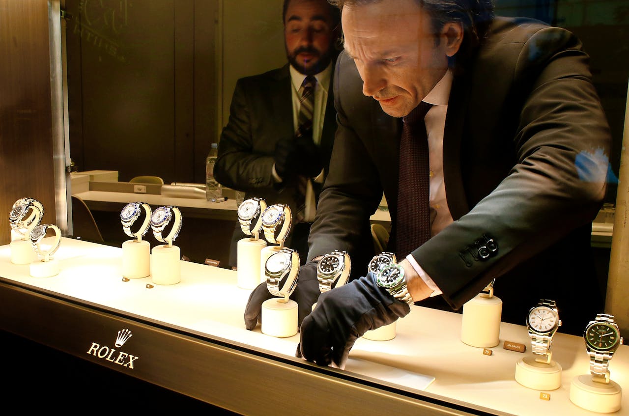 Medewerker van de Zwitsere fabrikant Swatch plaatst horloge tijdens de jaarlijkse Baselworld-sieradententoonstelling.