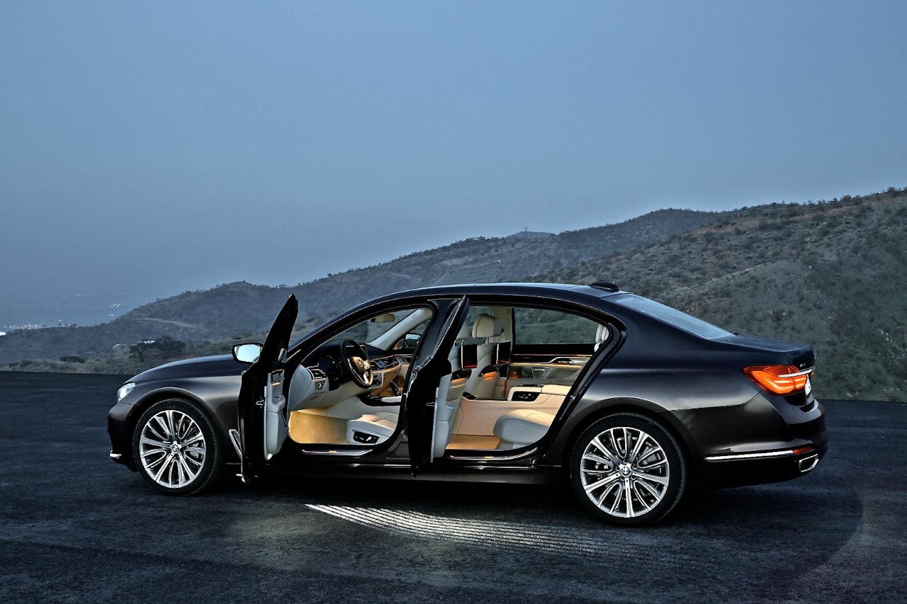 Bij auto’s in de hogere prijsklassen is het belangrijk dat je de topkwaliteit niet alleen kunt zien, maar ook kunt horen. BMW bijvoorbeeld kiest van oudsher voor bijna klassieke klanken.