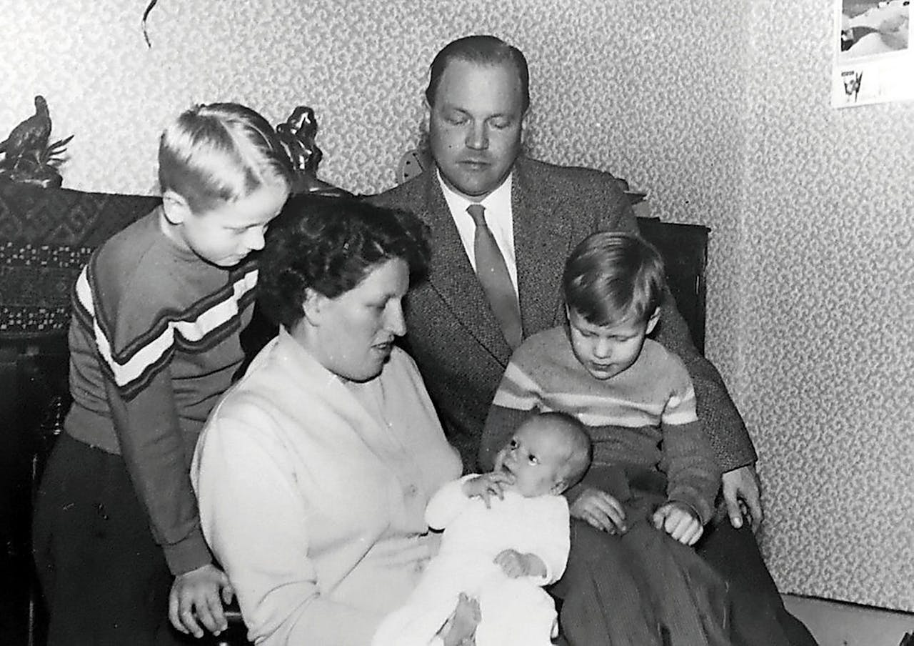 ‘Als jongste ben ik zuinig bedeeld wat foto’s betreft. Hierop sta ik met mijn ouders en broers Jan (links) en Rob.’
