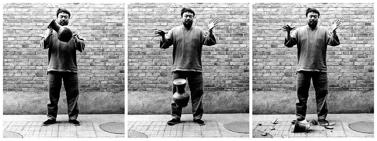 ‘Dropping a Han
Dynasty Urn’, (1995).
Met deze actie lijkt Ai een einde te willen maken aan de wijze waarop men omgaat met de eigen culturele traditie in China.