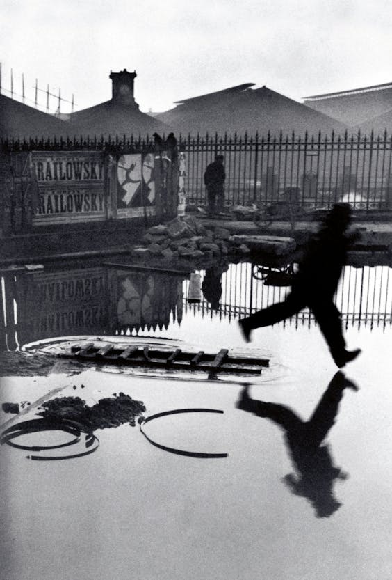 Het werkterrein van Henri Cartier-Bresson was niet het slagveld, zoals bij Capa, maar de straat. Zijn foto’s zijn niet het resultaat van toeval, maar van berekening.