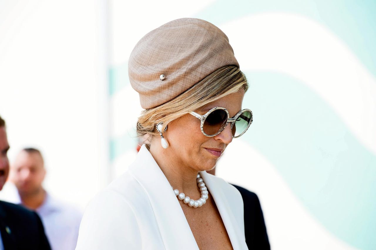 Koningin Máxima droeg ‘La Condesa’ tijdens haar bezoek aan Aruba. De hoed is vernoemd naar een wijk in Mexico.