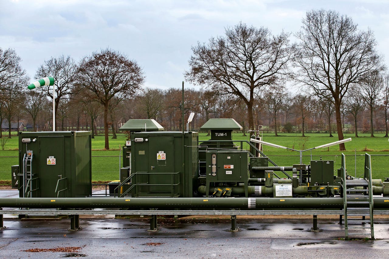 De Nederlandse Aardolie Maatschappij (NAM) pompt dagelijks zg productiewater in oude gasvelden in Twente. Het vervuilde afvalwater is afkomstig van de winning van aardolie in het olieveld bij Schoonebeek. Het water wordt vanuit Drenthe door een pijpleiding naar de voormalige gasvelden bij Tubbergen