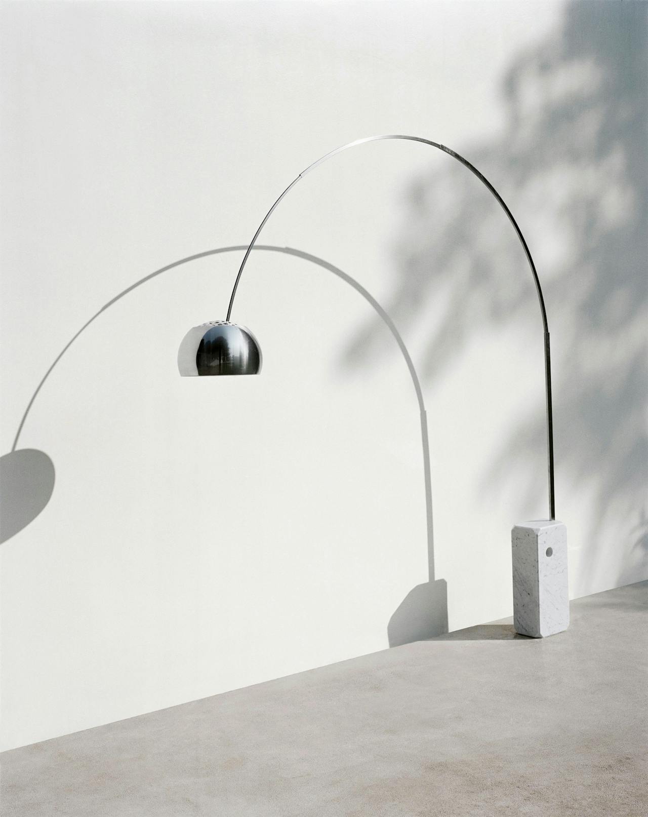 De beroemde booglamp Arco, die Castiglioni in 1962 met zijn broer Pier Giacomo ontwierp.