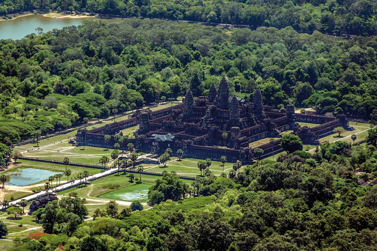 Helikoptertours geven de beste indruk van de omvang van Angkor Wat, het grootste religieuze bouwwerk ter wereld.