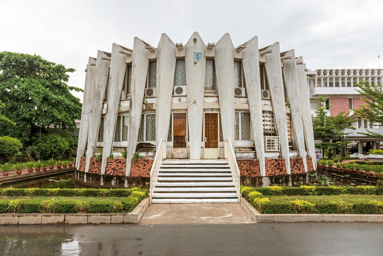 Het Institute of Foreign Languages in Phnom Penh is een goed voorbeeld van Nieuwe Khmer-architectuur.
