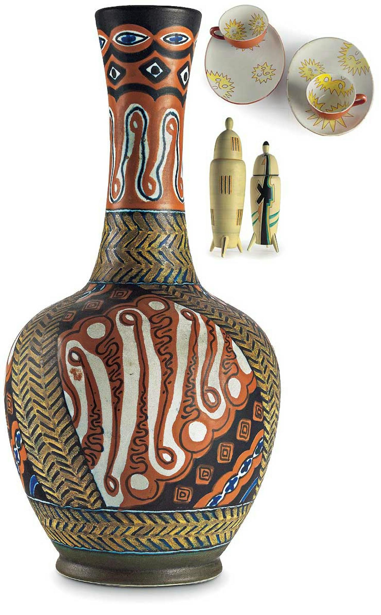 Links: Vaas, circa 1920. Het decor is een batikmotief uit Java. Batik was tot de jaren dertig een rage. Rechts boven: Raketvazen uit het eerste decennium van de ruimtevaart (1950-1960). Rechts onder: Tv-set, circa 1955. In 1951 was de eerste tv-uitzending.