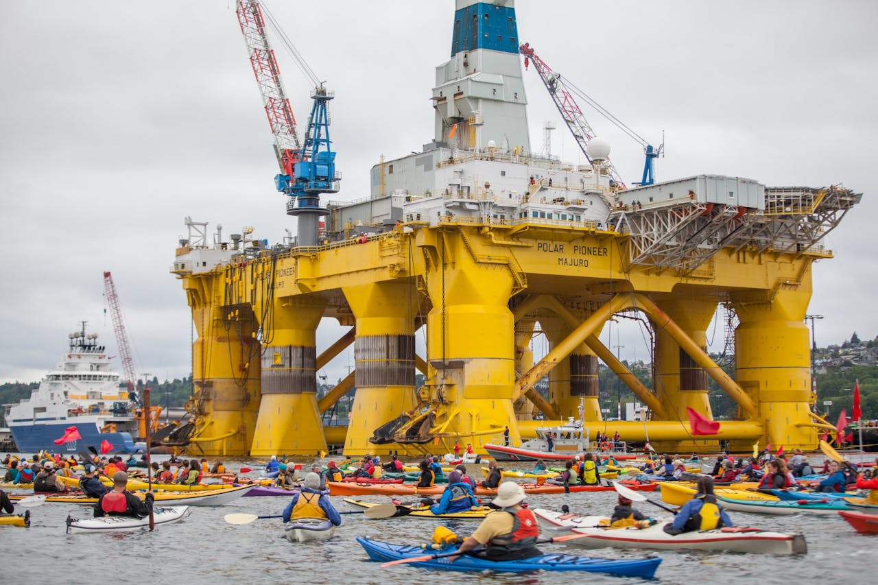 Honderden activisten demonstreren per kano tegen het vertrek van Shell's booreiland de 'Polar Pioneer' uit Seattle naar de kust van Alaska.