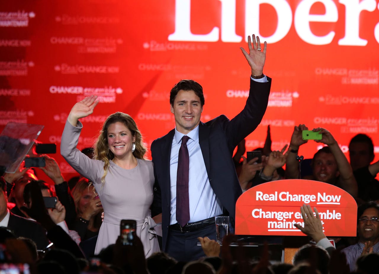 De winnaar van de Canadese verkiezingen Justin Trudeau en zijn vrouw Sophie Gregoire bedanken maandag hun aanhangers. De leider van de Liberale Partij wordt waarschijnlijk de nieuwe premier van Canada. (Reuters)