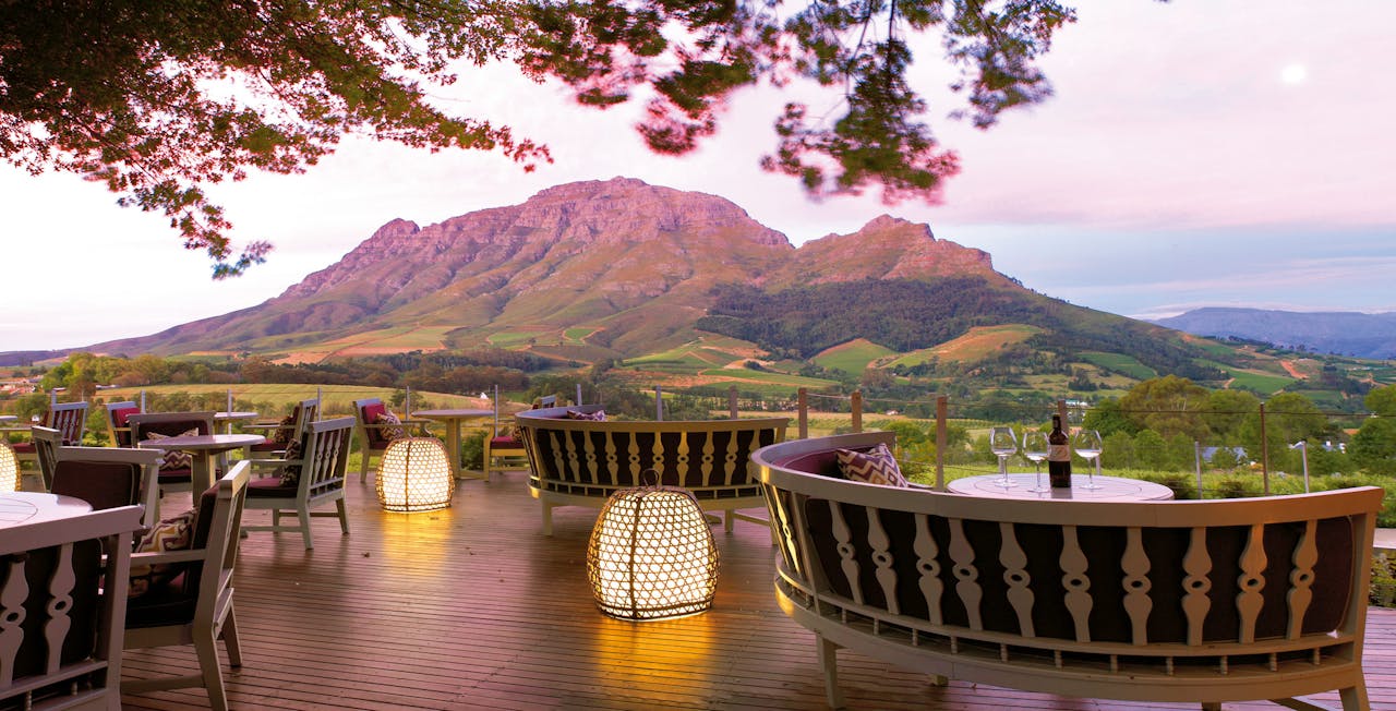 De vergezichten vanaf het Delaire Graff-domein over de wijnvallei van Stellenbosch en de Simonsberg zijn spectaculair.