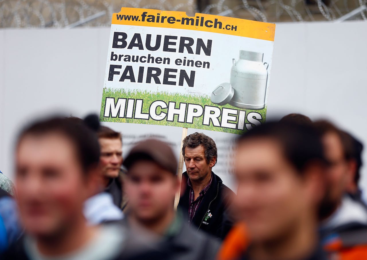 Boerenprotest in de Zwitserse hoofdstad Bern. Honderden boeren demonstreren donderdag voor een hogere melkprijs. (Reuters)