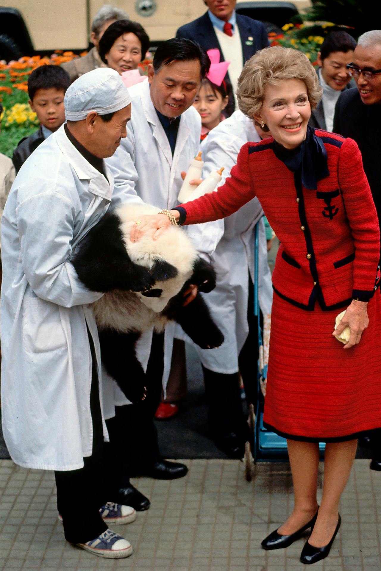 Nancy Reagan aait een baby-panda. Het pr-moment was onderdeel van een staatsbezoek in 1984 (Reuters).
