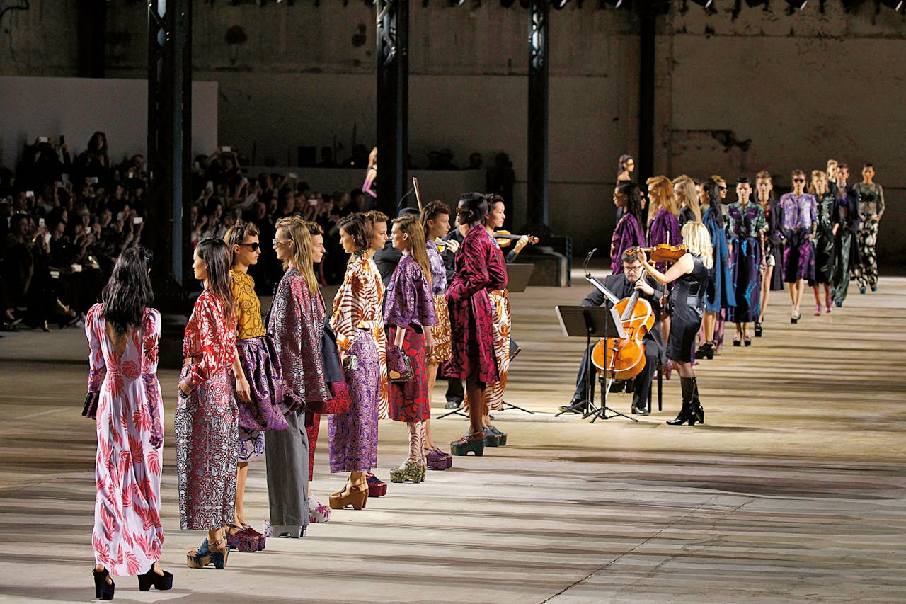 Tijdens de lente/zomer 2016-show van Dries van Noten trad zijn favoriete strijkorkest op (Getty).