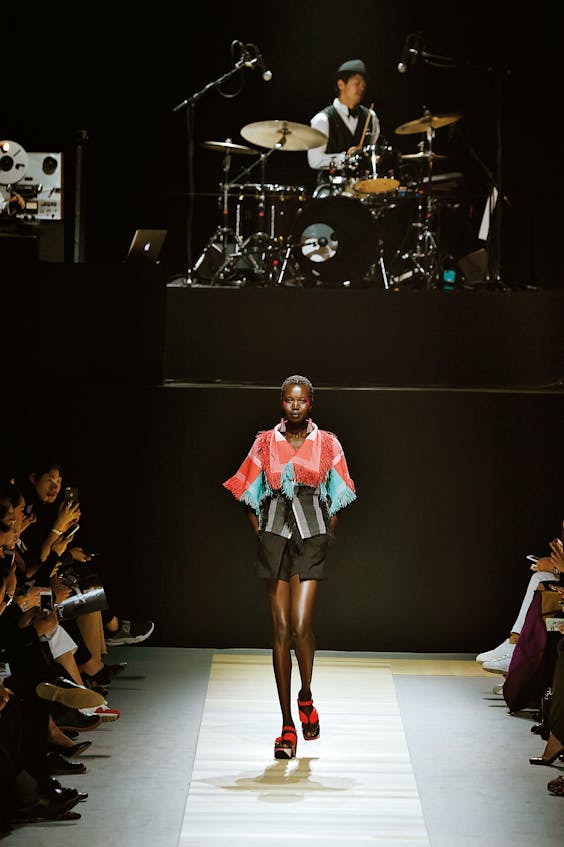 Tijdens de lente/zomer-2016-show van Issey Miyake ging Masatsugu Hattori los op het drumstel (Getty).